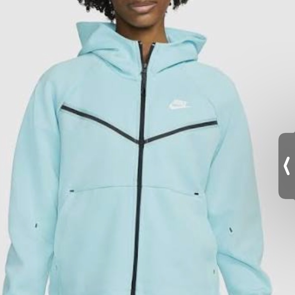 I’m selling this women Nike sportswear Tech fleece Windrunner full zip hoodie